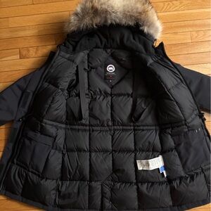 Like New Canada Goose Women’s Victoria Dark Navy Ski Parka with Detachable Fur